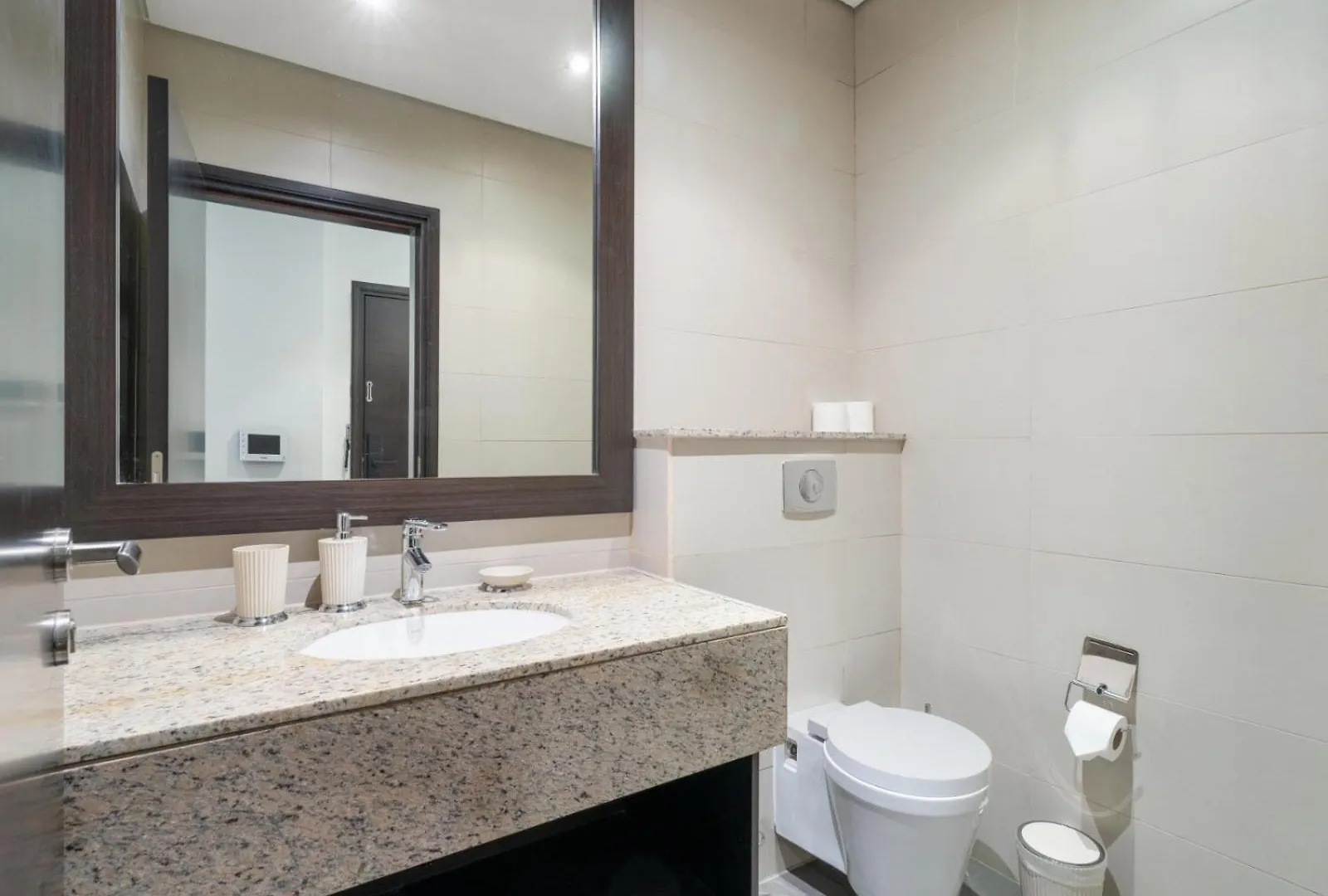 Seaside Elegance 1Bdr Stay In Royal Amwaj Dubai Apartment